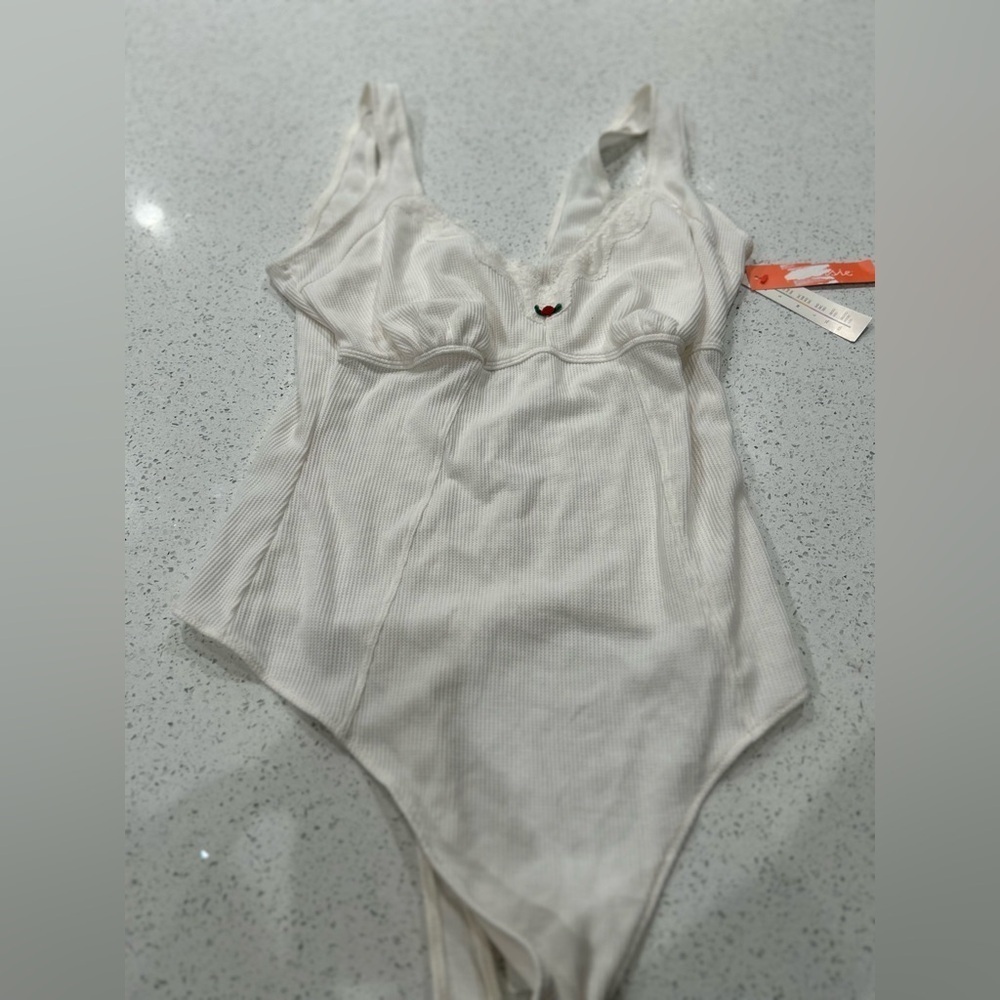 Colsie white textured body suit with centered rose between bust size XL